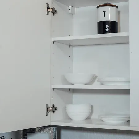 Apartment Large 2 Bed Private Central & Near The Beach With Parking!