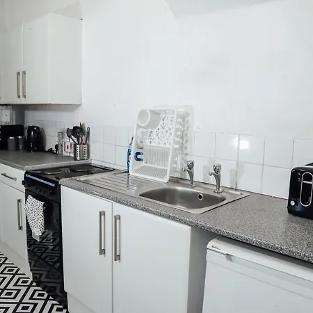 Apartment Large 2 Bed Private Central & Near The Beach With Parking!