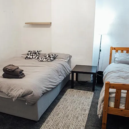Apartment Large 2 Bed Private Central & Near The Beach With Parking!