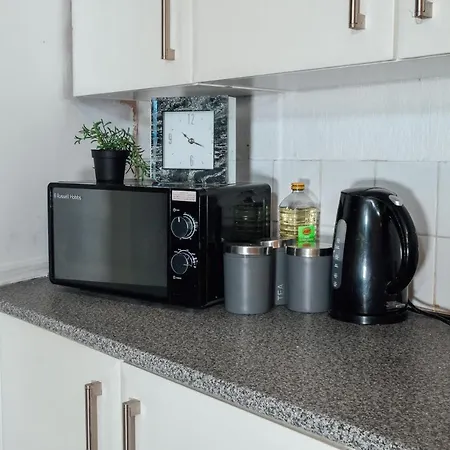Apartment Large 2 Bed Private Central & Near The Beach With Parking!