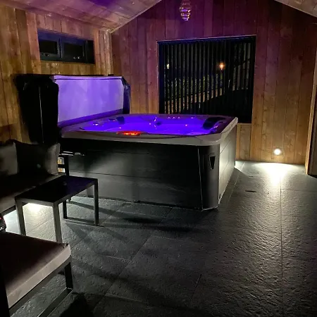 Wayside Apartment *
