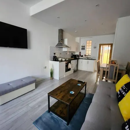 Holiday home Immaculate 2-bed House In