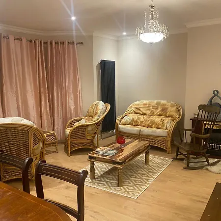 2 Bedroom New Flat In Town Center Apartment *