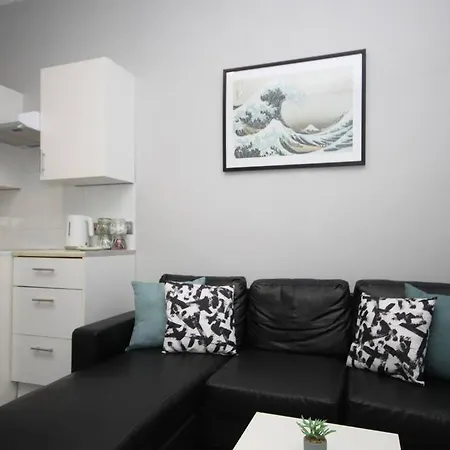 Barton Beachside - Penthouse Twobedroom Apartment, Double & Twins - & Promenade Location - Over 21's, Family Friendly Only, Id Required, Stairs Access, Free Parking Apartment Blackpool