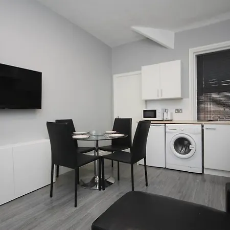 Barton Beachside - Penthouse Twobedroom Apartment, Double & Twins - & Promenade Location - Over 21's, Family Friendly Only, Id Required, Stairs Access, Free Parking *