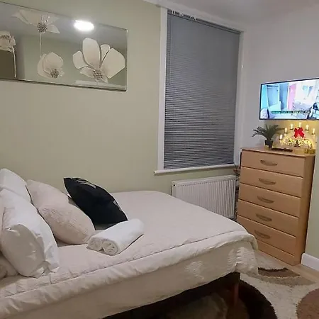 Olive Tree - 2 Master Bedroom Apartment Blackpool