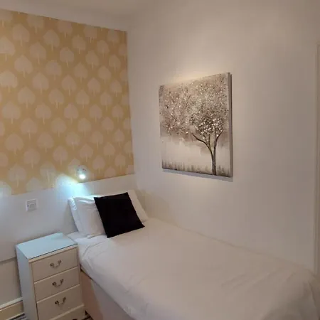 Blackpool Lodge Bed & Breakfast 3*