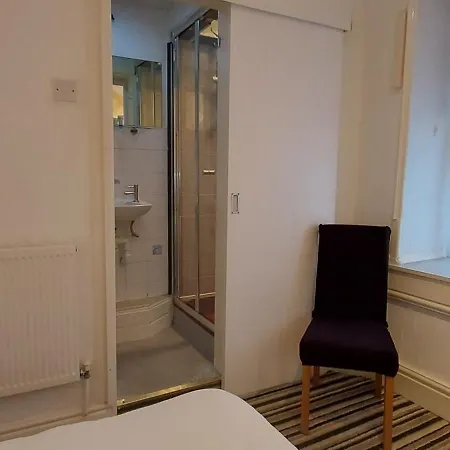 Blackpool Lodge Bed & Breakfast 3*