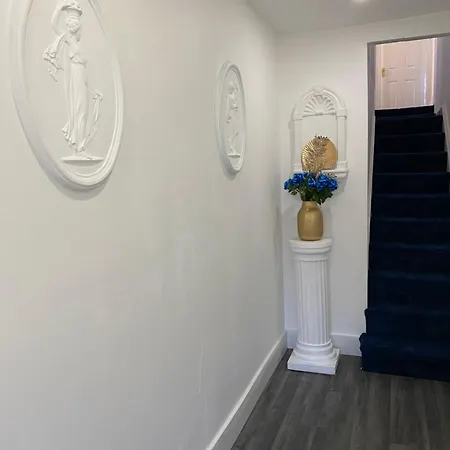 Aquarius - Sea View - Sleeps Seven Apartment *
