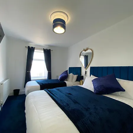 Aquarius - Sea View - Sleeps Seven Apartment *