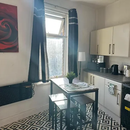 Large 2 Bed Private Central & Near The Beach With Parking! Apartment *