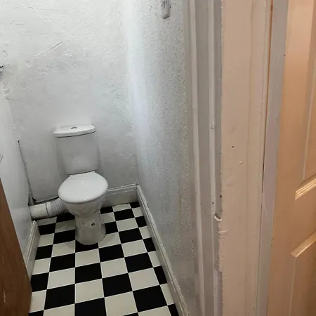 Large 2 Bed Private Central & Near The Beach With Parking! * Blackpool