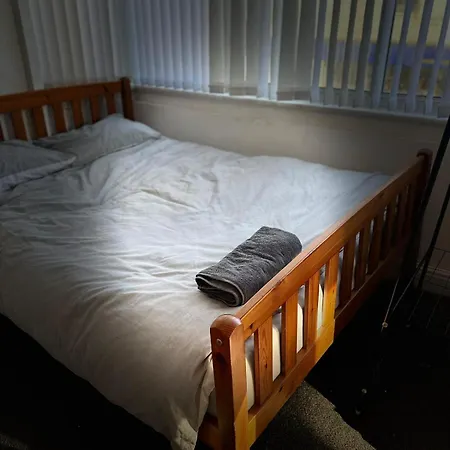 Large 2 Bed Private Central & Near The Beach With Parking! Apartment *