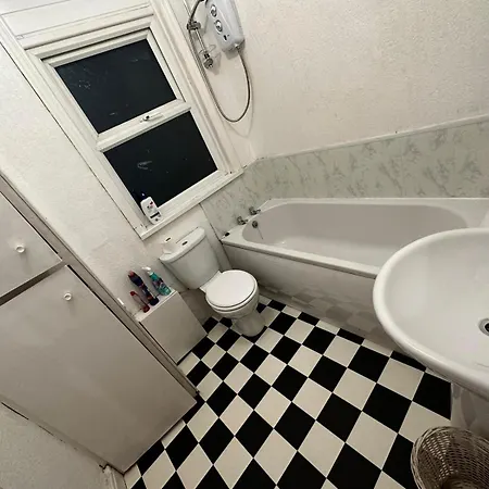 Large 2 Bed Private Central & Near The Beach With Parking! Apartment Blackpool