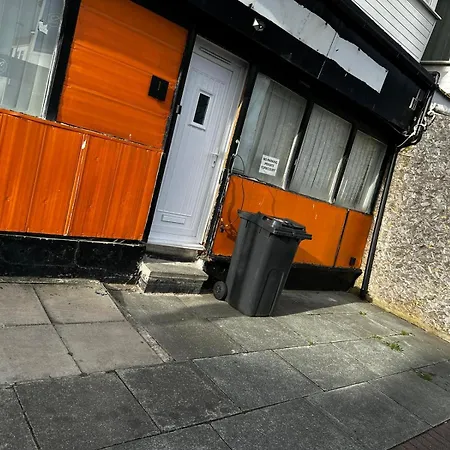 Large 2 Bed Private Central & Near The Beach With Parking! * Blackpool