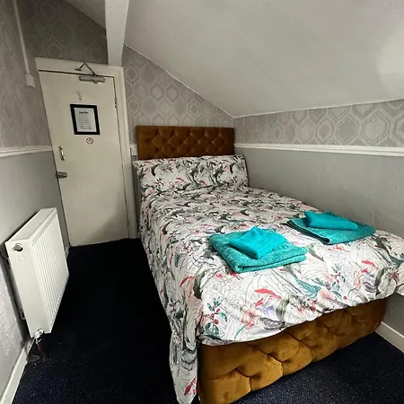 Runway - Minutes From Winter Gardens - Dog Friendly - Exceptionally Quiet - Very Close H&a Social Club (adults Only) *