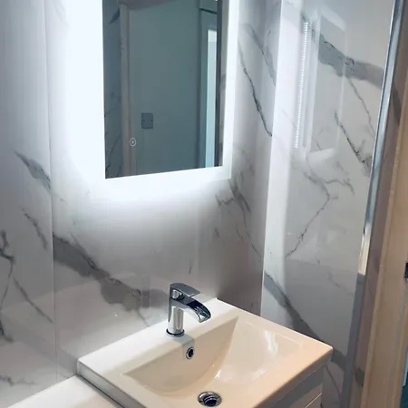The Whitehouse Apartment *