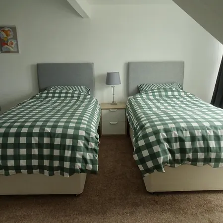 Earthling 1, Apartment