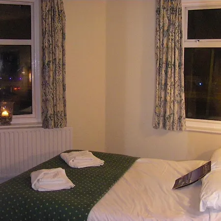 Отель The Waldorf - Near Pleasure & Sandcastle 3*
