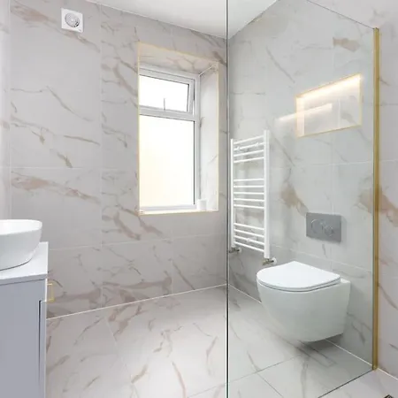 Apartment 4br House - Close To Attractions *