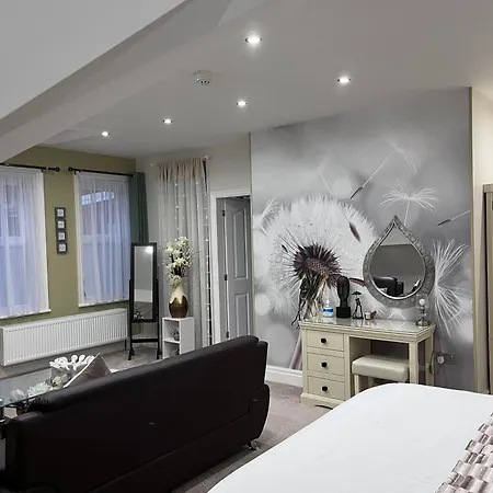 Fourrooms - Couples Only Bed & Breakfast 5*