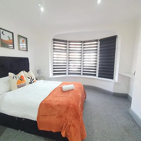 Only Family Groups - Pets For Free - Sleeps 8 - Sofabed * Blackpool
