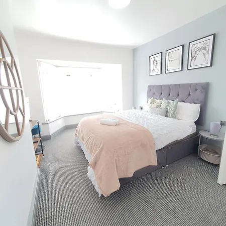 Only Family Groups - Pets For Free - Sleeps 8 - Sofabed Blackpool
