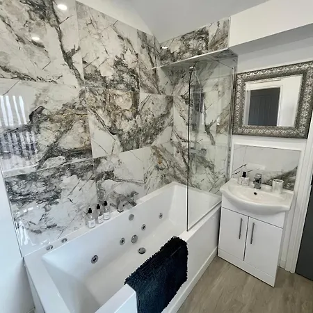 Apartment Osborne Luxury Hot Tub And Jacuzzi