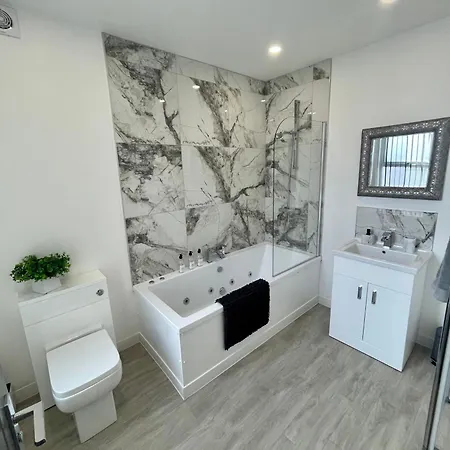 Apartment Osborne Luxury Hot Tub And Jacuzzi *