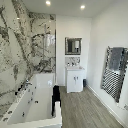 Osborne Luxury Hot Tub And Jacuzzi Apartment Blackpool
