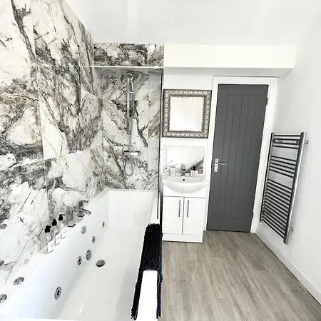 Osborne Luxury Hot Tub And Jacuzzi