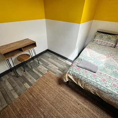 Town Center Willow - Sleeps Up To 10 - Dogs Welcome - 2 Minutes From Train Station Apartment