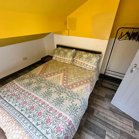 Town Center Willow - Sleeps Up To 10 - Dogs Welcome - 2 Minutes From Train Station * Blackpool