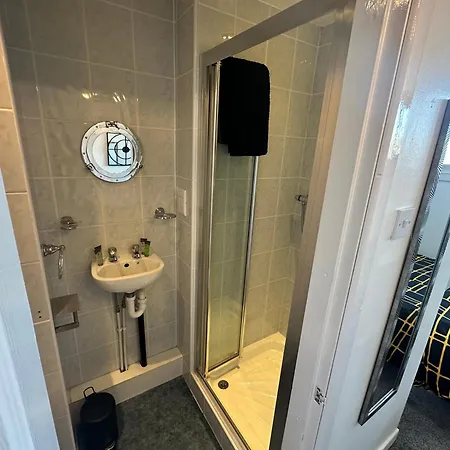 Runway - Minutes From Winter Gardens - Dog Friendly - Exceptionally Quiet - Very Close H&a Social Club (adults Only)