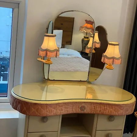 New 2 Bedroom Flat In Apartment *