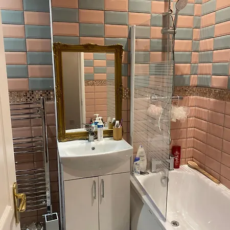 New 2 Bedroom Flat In Apartment *