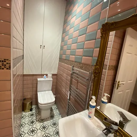 New 2 Bedroom Flat In Apartment *