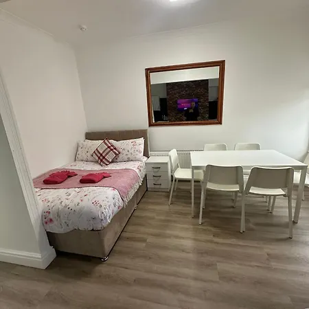 Suli House- Holiday Flats & En-Suite-Families And Couples Only Apartment *