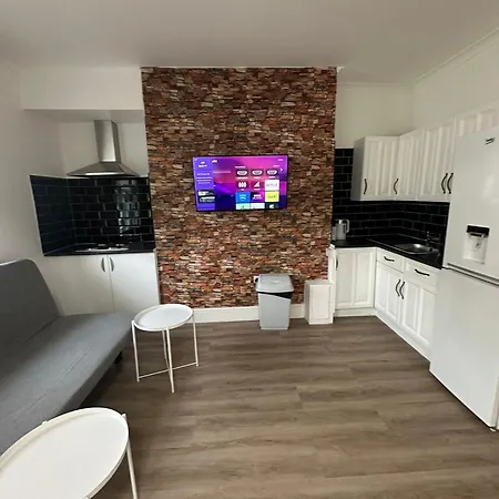 Suli House- Holiday Flats & En-Suite-Families And Couples Only *