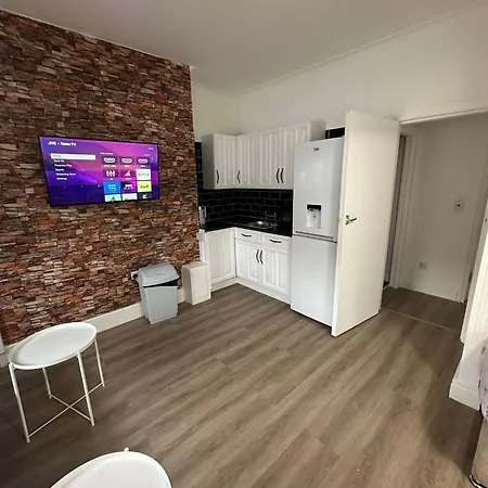 Suli House- Holiday Flats & En-Suite-Families And Couples Only Apartment Blackpool