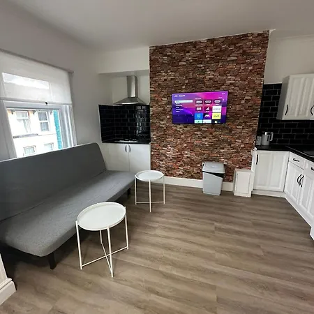 Suli House- Holiday Flats & En-Suite-Families And Couples Only Blackpool