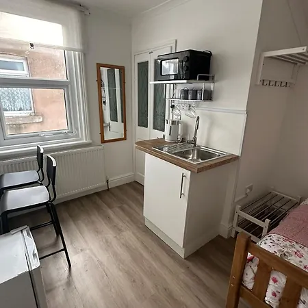 Suli House- Holiday Flats & En-Suite-Families And Couples Only *