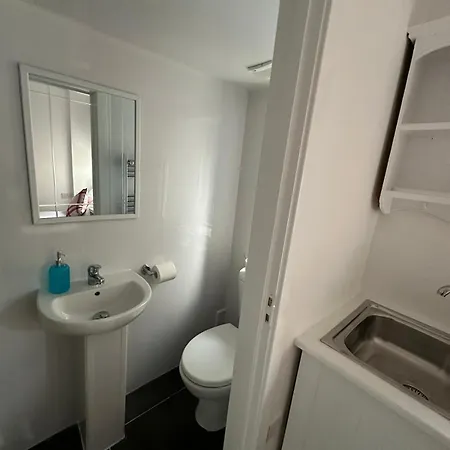 Apartment Suli House- Holiday Flats & En-Suite-Families And Couples Only Blackpool