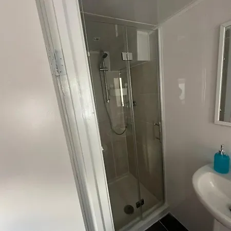Suli House- Holiday Flats & En-Suite-Families And Couples Only * Blackpool