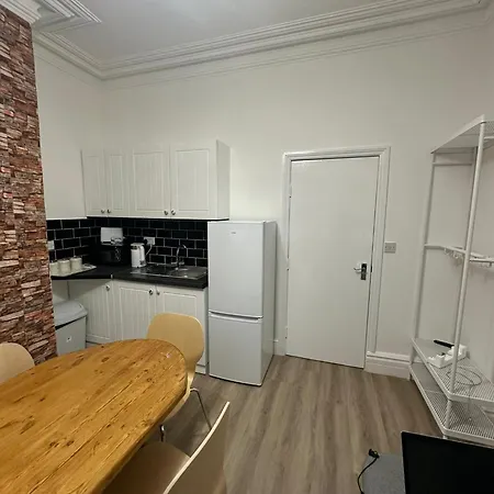 Suli House- Holiday Flats & En-Suite-Families And Couples Only Apartment *