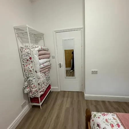 Suli House- Holiday Flats & En-Suite-Families And Couples Only Blackpool