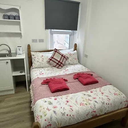 Suli House- Holiday Flats & En-Suite-Families And Couples Only * Blackpool