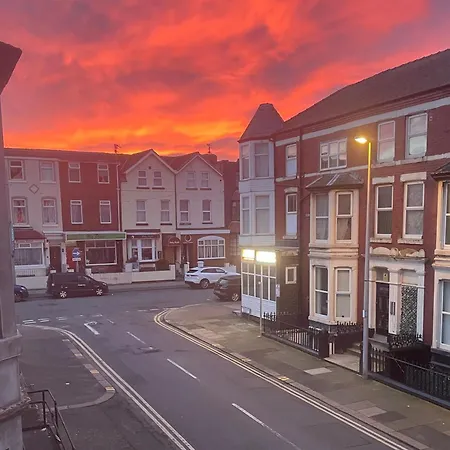 Guest house Double With Private Bathroom Partial Tower View 16 Havelock Street - 5 Blackpool
