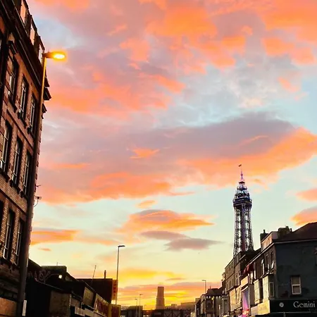 Double With Private Bathroom Partial Tower View 16 Havelock Street - 5 Guest house Blackpool