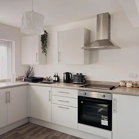 Two-bedroom Next To Winter Gardens With Free On-site Parking, Apartment